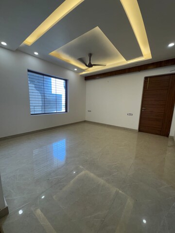 Room in 4 BHK Builder Floor at Sector 21c – for Sale