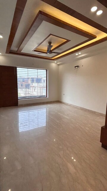 Room in 4 BHK Builder Floor at Sector 21c – for Sale