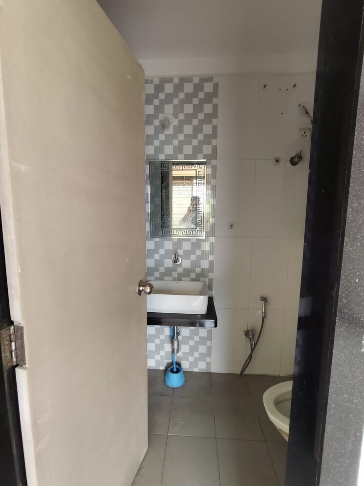 Bathroom, nisarg-hyde-park 3 Bedroom 1370 Sq.Ft. Apartment In Kharghar Navi Mumbai 9168217