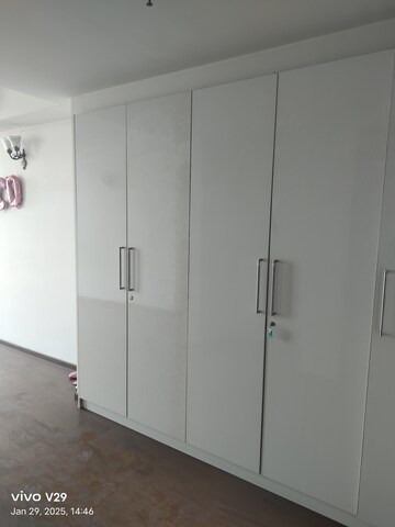 Room in 3 BHK Apartment at Central Park Resorts, Sector 48 – for Sale