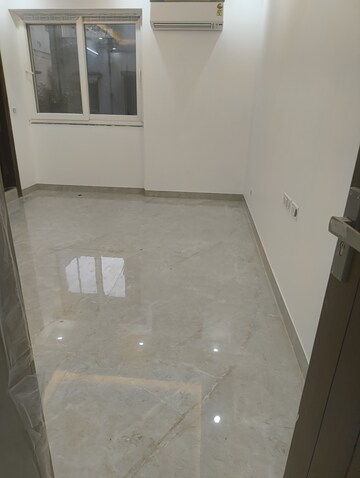 Room in 4 BHK Apartment at Vasant Kunj – for Sale