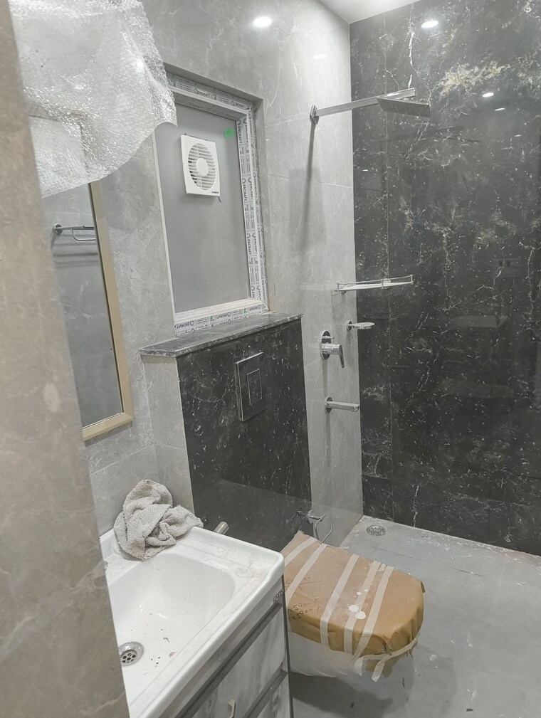 Bathroom, vasant kunj 4 Bedroom 2500 Sq.Ft. Apartment In Vasant Kunj Delhi 9168342