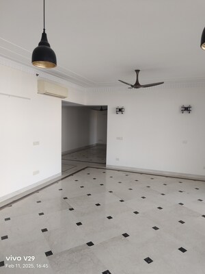 Team Area in 3 BHK Apartment at Central Park Resorts, Sector 48 – for Sale