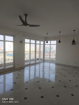 Room in 3 BHK Apartment at Central Park Resorts, Sector 48 – for Sale