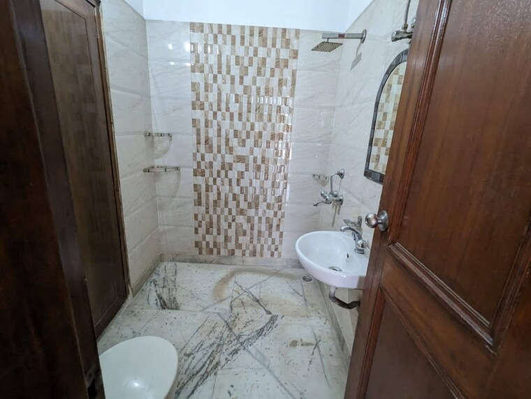 Bathroom, sushant lok i 3 Bedroom 1935 Sq.Ft. Builder Floor In Sushant Lok I Gurgaon 9168287