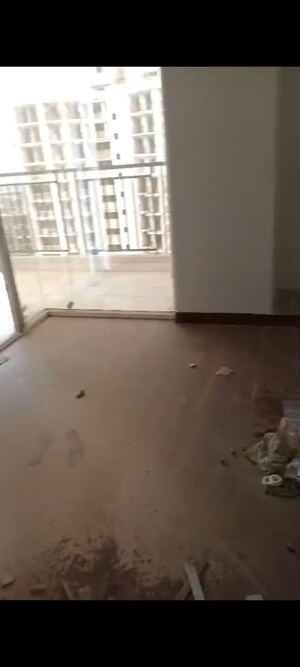 Room in 2.5 BHK Apartment at Ratan Pearls, Sector 16 Greater Noida – for Sale