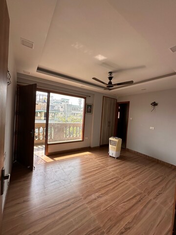 Room in 3 BHK Builder Floor at Green Fields Colony – for Rent