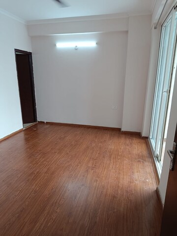 Room in 2.5 BHK Apartment at Amrapali Golf Homes, Sector 4 Greater Noida – for Rent