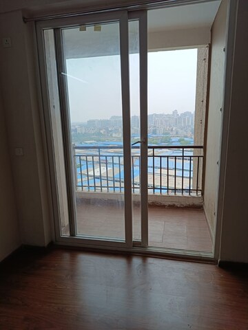 Room in 2.5 BHK Apartment at Amrapali Golf Homes, Sector 4 Greater Noida – for Rent