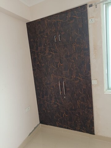 Furnished Amenities in 2.5 BHK Apartment at Amrapali Golf Homes, Sector 4 Greater Noida – for Rent