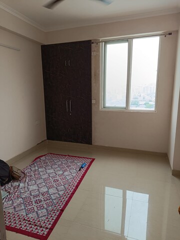 Bedroom in 2.5 BHK Apartment at Amrapali Golf Homes, Sector 4 Greater Noida – for Rent