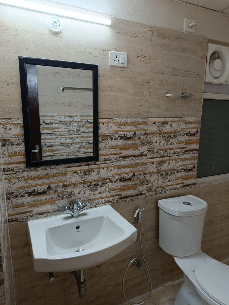 Bathroom, amrapali-golf-homes 2.5 Bedroom 1200 Sq.Ft. Apartment In Sector 4 Greater Noida Greater Noida 9168638