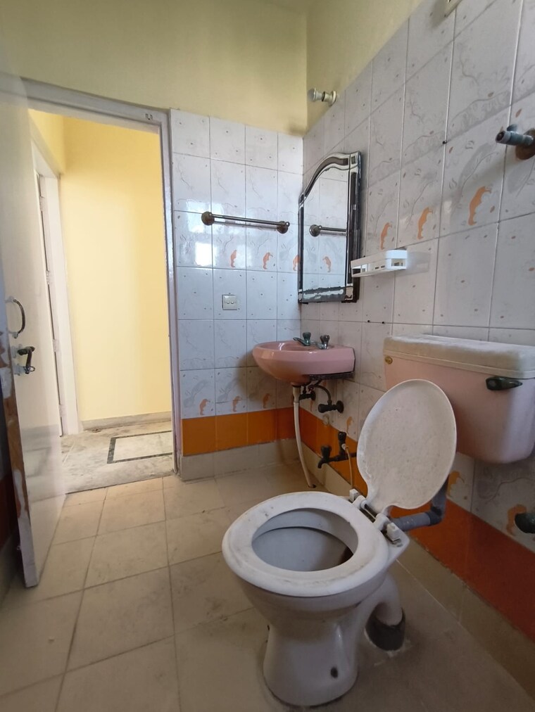 Bathroom, creative-huts-society 3 Bedroom 1400 Sq.Ft. Apartment In Sector 21c Faridabad 9168653