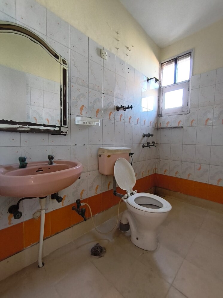 Bathroom, creative-huts-society 3 Bedroom 1400 Sq.Ft. Apartment In Sector 21c Faridabad 9168653