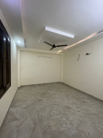 Room in 4 BHK Builder Floor at Green Fields Colony – for Rent