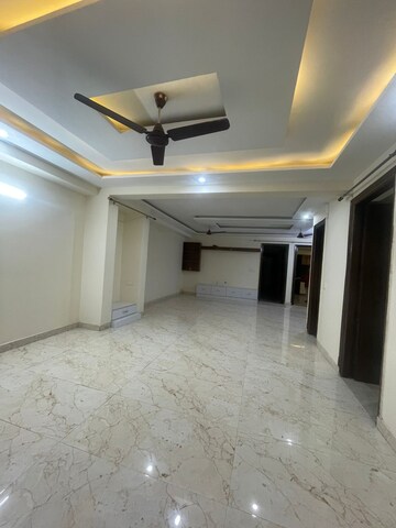 Room in 4 BHK Builder Floor at Green Fields Colony – for Rent