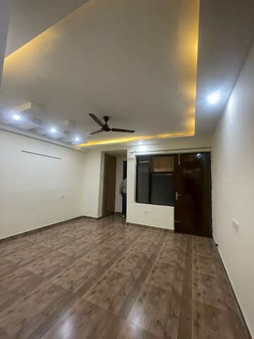 Room in 4 BHK Builder Floor at Green Fields Colony – for Rent