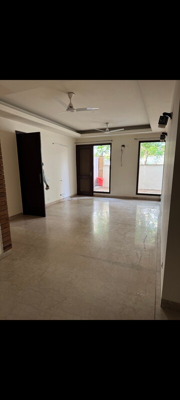 Room in 4 BHK Builder Floor at Sushant Lok 2, Sector 57 – for Rent