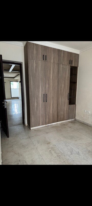 Room in 4 BHK Builder Floor at Sushant Lok 2, Sector 57 – for Rent