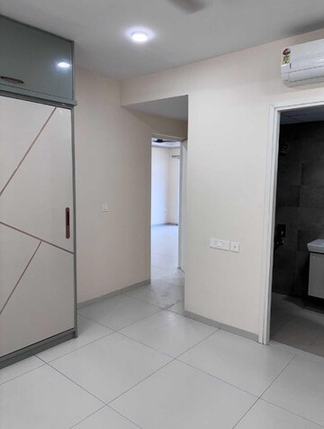 Room in 3 BHK Apartment at Jayabheri The Nirvana, Gopanpally – for Rent