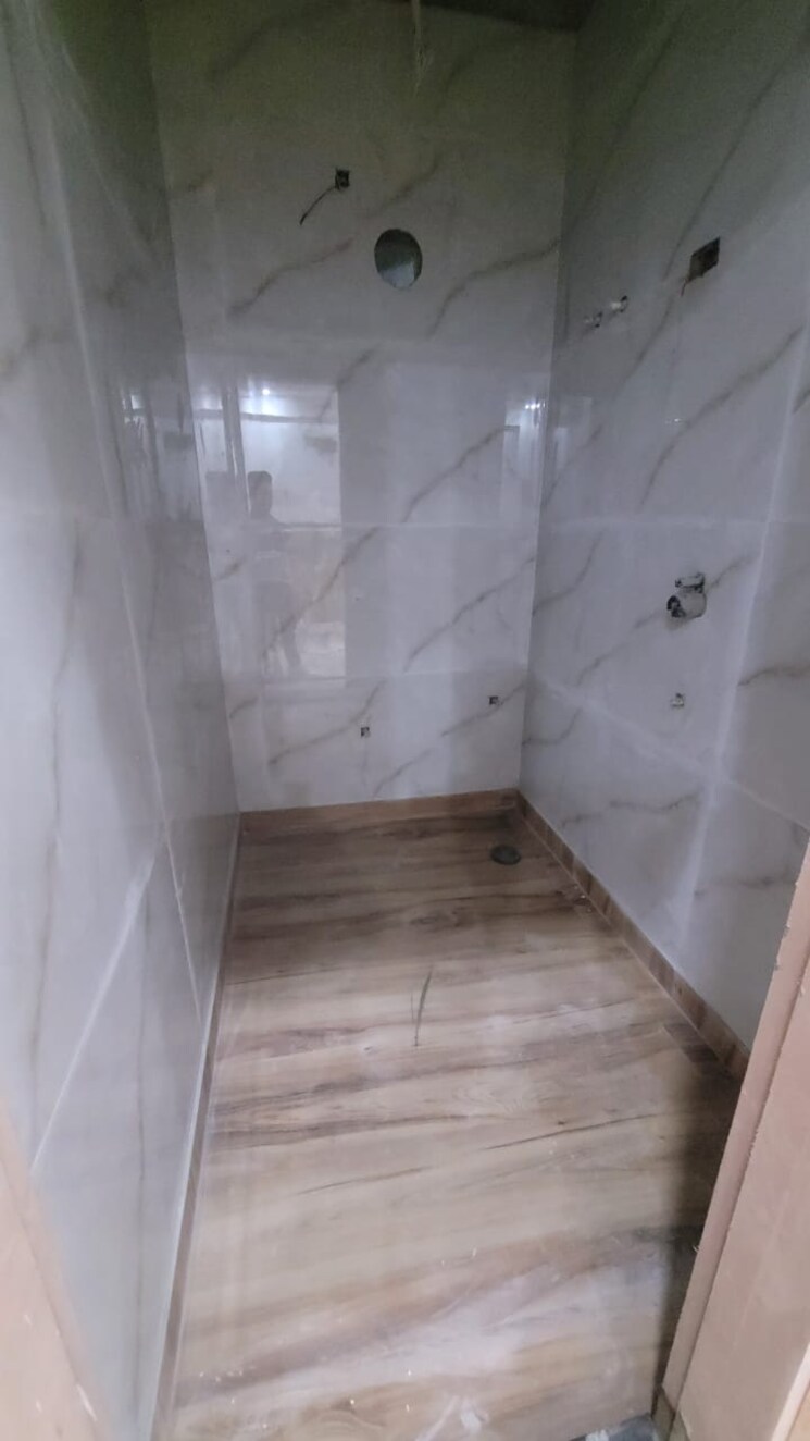 Bathroom, dilshad colony 3 Bedroom 950 Sq.Ft. Apartment In Dilshad Colony Delhi 9168915