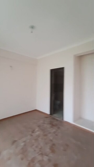 Room in 2.5 BHK Apartment at Amrapali Golf Homes, Sector 4 Greater Noida – for Rent