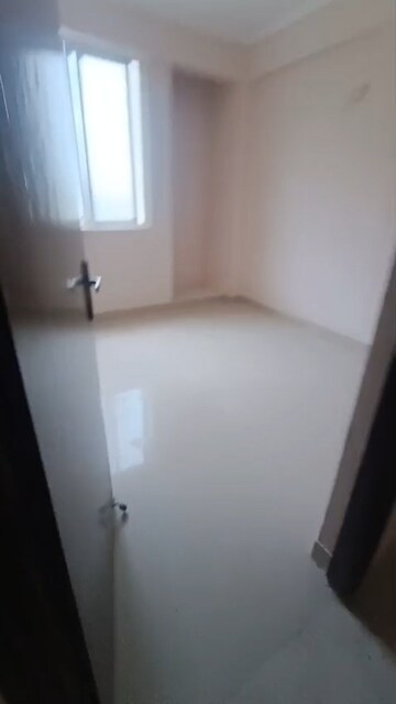 Room in 2.5 BHK Apartment at Amrapali Golf Homes, Sector 4 Greater Noida – for Rent