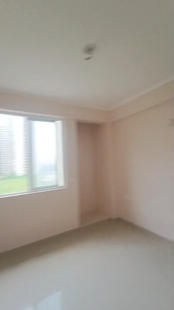 Room in 2.5 BHK Apartment at Amrapali Golf Homes, Sector 4 Greater Noida – for Rent