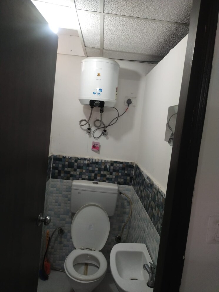 Bathroom, shree-vardhman-mantra 2 Bedroom 800 Sq.Ft. Apartment In Sector 67 Gurgaon 9169141