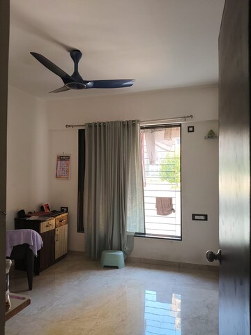 Room in 3 BHK Apartment at Hiranandani Estate – for Rent