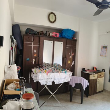 Room in 3 BHK Apartment at Hiranandani Estate – for Rent