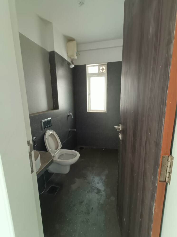 Attached Bathroom, juhu 3 Bedroom 1250 Sq.Ft. Apartment In Juhu Mumbai 9169267