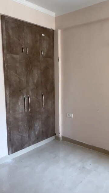 Room in 2 BHK Apartment at Amrapali Golf Homes, Sector 4 Greater Noida – for Rent