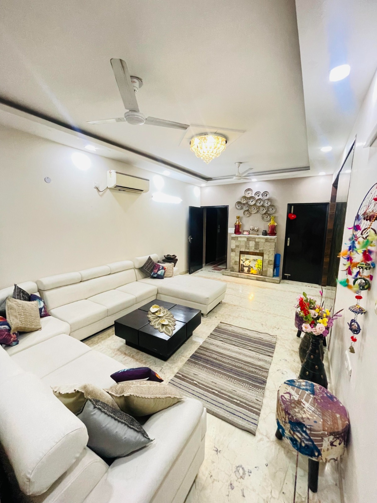 5 BHK + Pooja Room,Servant Room,Study Room,Extra Room Apartment For Sale in Idc Sector 11