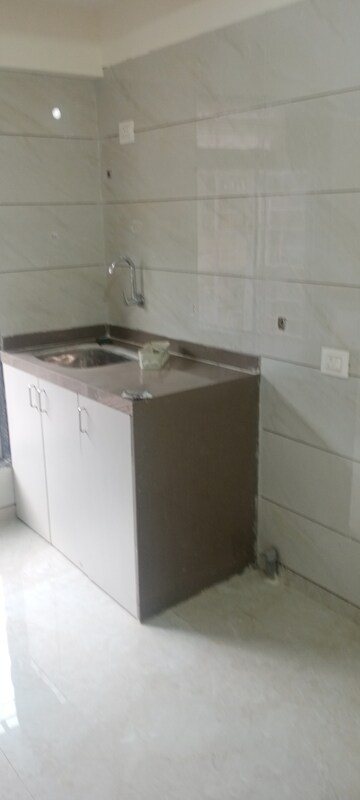 Team Area in 1 BHK Apartment at Bindra Complex, Andheri East – for Rent