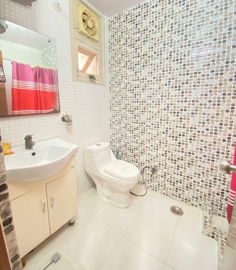 Bathroom, sector 11 dwarka 4 Bedroom 2400 Sq.Ft. Apartment In Sector 11 Dwarka Delhi 9169338