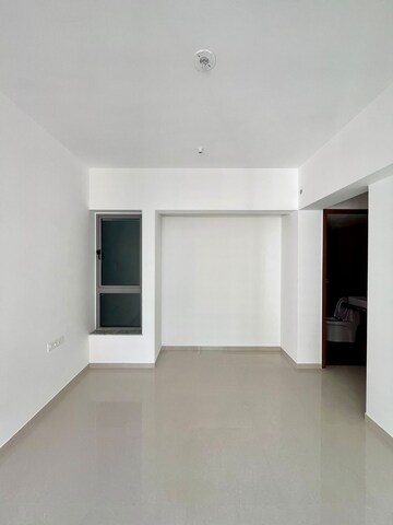 Room in 4 BHK Apartment at Kalpataru Immensa, Kolshet Road – for Sale