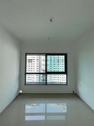 Room in 4 BHK Apartment at Kalpataru Immensa, Kolshet Road – for Sale