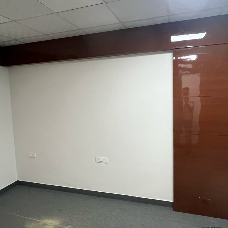 Room, puri-81-business-hub Commercial Office Space 1700 Sq.Ft. In Sector 81 Faridabad 9169370