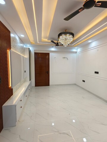Room in 4 BHK Apartment at Sector 19 Dwarka – for Sale