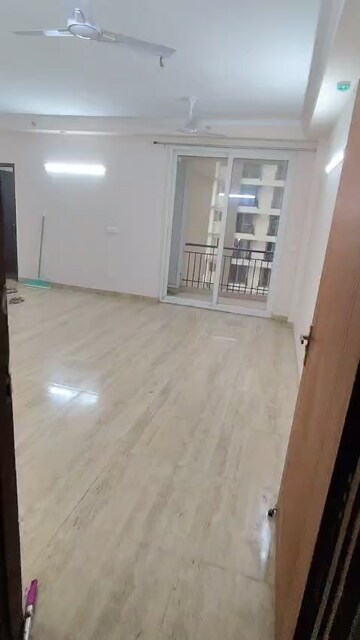 Room in 3 BHK Apartment at Amrapali Golf Homes, Sector 4 Greater Noida – for Rent