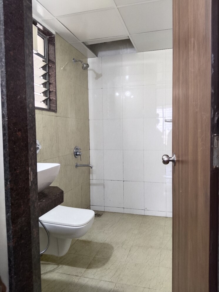 Bathroom, saarrthi-skybay 2 Bedroom 919 Sq.Ft. Apartment In Mahalunge Pune 9169390