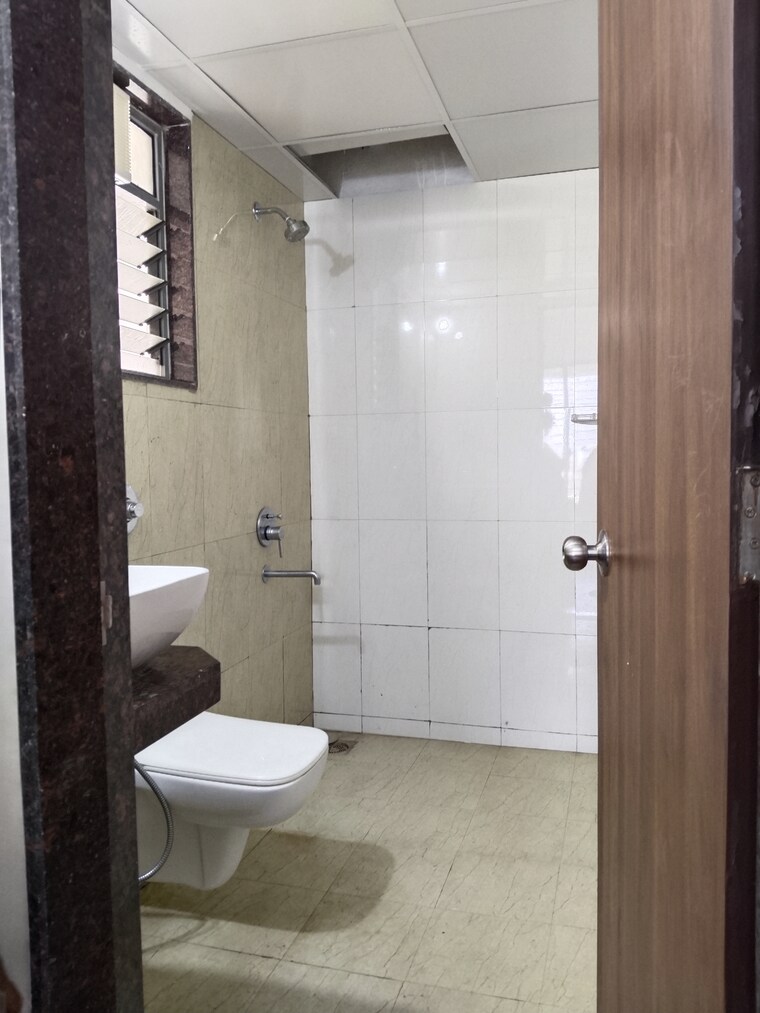 Bathroom, saarrthi-skybay 2 Bedroom 919 Sq.Ft. Apartment In Mahalunge Pune 9169390