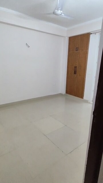 Room in 3 BHK Apartment at Amrapali Golf Homes, Sector 4 Greater Noida – for Rent