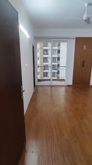 Room in 3 BHK Apartment at Amrapali Golf Homes, Sector 4 Greater Noida – for Rent