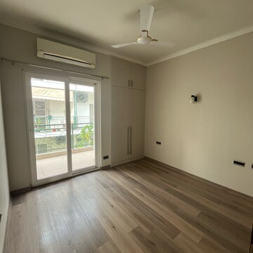 Room in 3 BHK Builder Floor at Central Park 3 Flower Valley, Sohna Sector 33 – for Rent