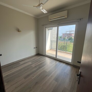 Room in 3 BHK Builder Floor at Central Park 3 Flower Valley, Sohna Sector 33 – for Rent