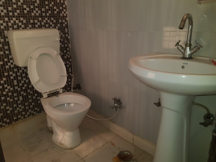 Bathroom, shri-ram-plaza-vaishali 2 Bedroom 1165 Sq.Ft. Builder Floor In Vaishali Sector 4 Ghaziabad 9169600