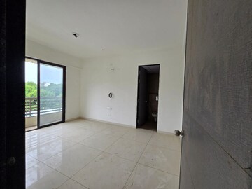 Room in 3 BHK Apartment at Sama Savli Road – for Rent