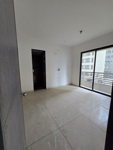 Room in 3 BHK Apartment at Sama Savli Road – for Rent